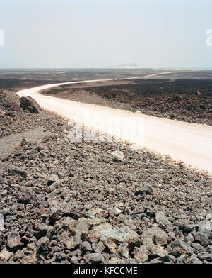 In eritrea, dankalia, le infinite Road che collega assab meridionale di Massawa nel nord Foto Stock