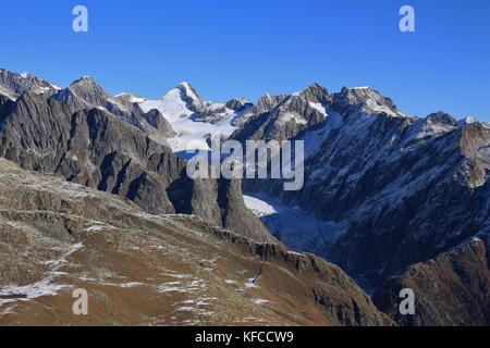 Paesaggio di montagna e ghiacciaio nel cantone del Vallese, alpi svizzere. Foto Stock