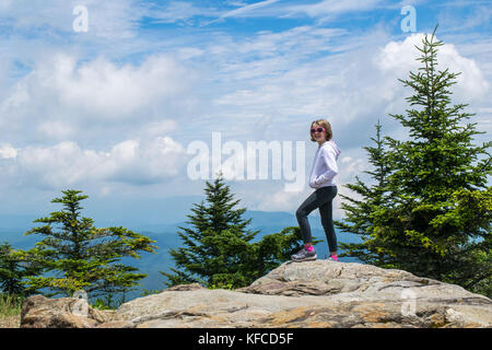 Ragazza in piedi sulla cima del monte mitchell in Blue Ridge Mountain, Carolina del nord Foto Stock