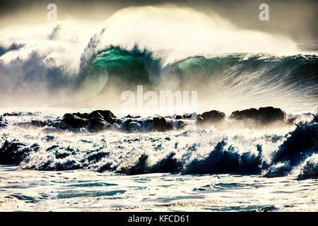 Hawaii, Oahu, North Shore eddie aikau, 2016 double barrel frangi onda sul picco esterno dopo la eddie aikau 2016 gara di surf era concluso wai Foto Stock