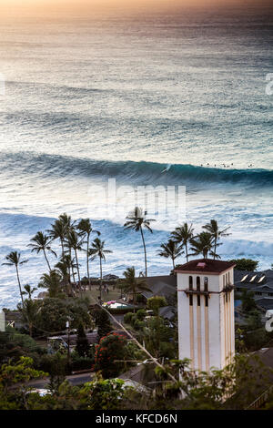HAWAII, Oahu, North Shore, Eddie Aikau, 2016, Grande rigonfiamento visto da sopra Waimea Bay al tramonto Foto Stock