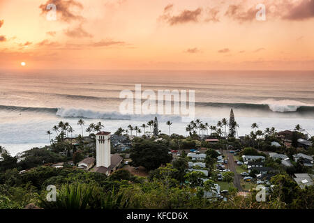 Hawaii, Oahu, North Shore eddie aikau, 2016 grande si gonfiano visto da sopra Waimea Bay al tramonto Foto Stock