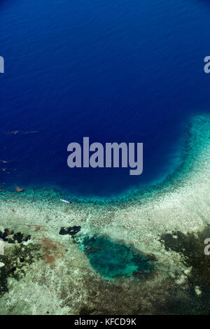 Indonesia, Flores, volo da Bali a Flores, la pesca in barca su una barriera corallina in Oceano Indiano Foto Stock