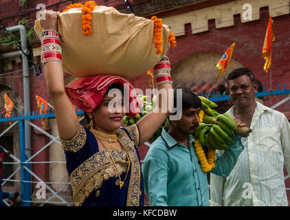 Chhath è un antico indù festival vedico storicamente nativo per il madhesh provincia e regione di mithila del Nepal e Bihar, nello stato del Jharkhand, Uttar Pradesh stati dell India.Il chhath puja è dedicata al sole e sua moglie usha al fine di ringraziarli per conferire i premi della vita sulla terra e di chiedere la concessione di alcuni desideri. chhath non comportano alcun idolo culto.Questo festival è osservato dal Nepal e del popolo indiano, insieme con la loro diaspora, mentre si tratta di un festival indù, alcuni musulmani anche celebrare chhath. (Foto di amlan biswas/Pacific stampa) Foto Stock