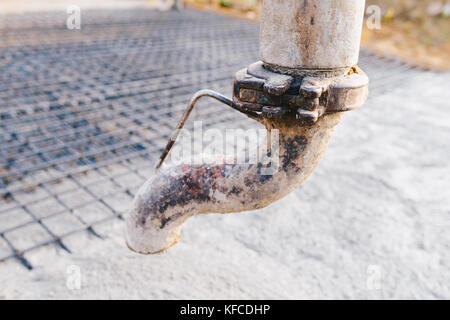 La gettata di calcestruzzo durante la cementificazione commerciale pavimenti degli edifici in costruzione - Lastra di calcestruzzo Foto Stock