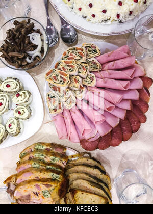 Funghi marinati, uova ripiene, rotoli di prosciutto, pollo farcito- holiday cena di famiglia. studio foto Foto Stock