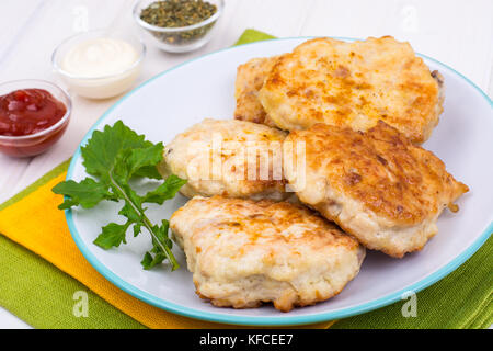 Cotolette di pollo con ketchup e maionese. studio foto Foto Stock