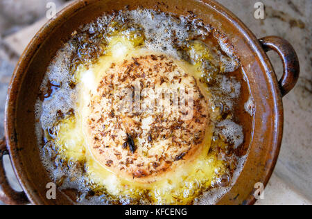 Chesse con olio d'oliva e origano fatto in forno a legna, una delicatezza. Alentejo, Portogallo Foto Stock