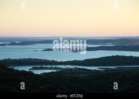 Diga di Alqueva, il più grande lago artificiale in Europa occidentale. Alentejo, Portogallo Foto Stock