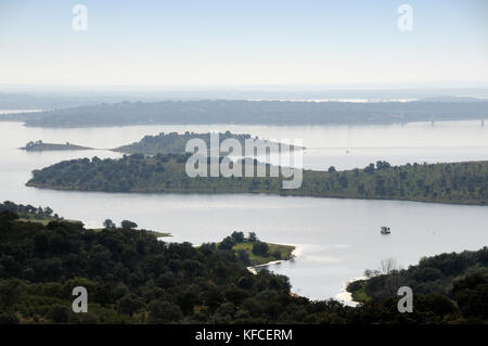 Diga di Alqueva, il più grande lago artificiale in Europa occidentale. Alentejo, Portogallo Foto Stock