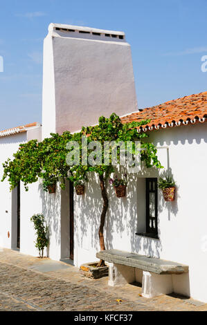 Il villaggio tradizionale di Monsaraz con il bianco delle case, Alentejo, Portogallo Foto Stock