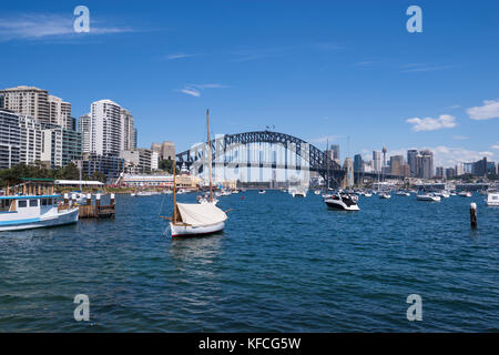 Vista di Sydney Harbour Bridge da Lavender Bay, North Shore inferiore di Sydney, Australia Foto Stock