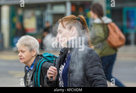 Donna caucasica che vaping / fumare una sigaretta elettronica nel Regno Unito. Foto Stock