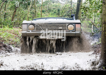 Offroad range rover profondo nel fango Foto Stock