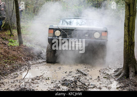 Offroad range rover profondo nel fango Foto Stock