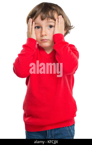 Bambino kid ragazzo triste tristezza dolore preoccupato emozione formato ritratto isolato su uno sfondo bianco Foto Stock