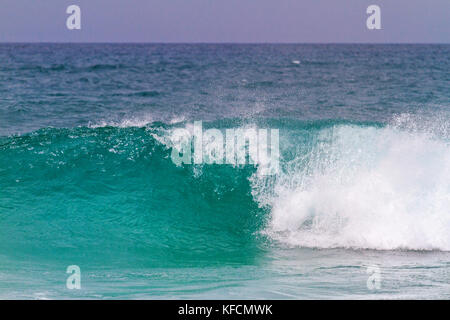 Onda turchese si rompe fino a riva Foto Stock