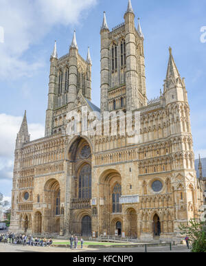 Visitatori presso la facciata occidentale della cattedrale medievale a Lincoln, Inghilterra. Foto Stock