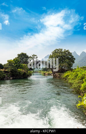 Stock photo - yangshuo, Cina presso il drago ponte che attraversa il fiume li Foto Stock