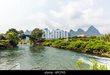 Stock photo - yangshuo, Cina presso il drago ponte che attraversa il fiume li Foto Stock