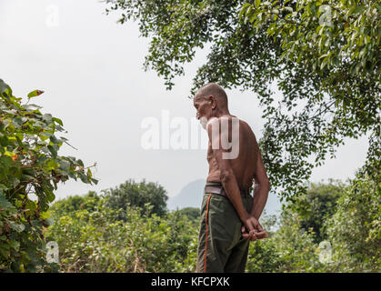 Stock photo - vecchio uomo di Yangshuo, Cina presso il drago ponte che attraversa il fiume li Foto Stock