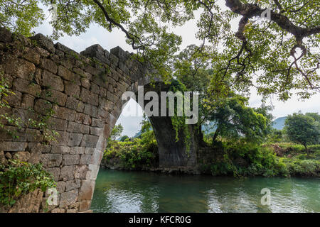 Stock photo - yangshuo, Cina presso il drago ponte che attraversa il fiume li Foto Stock