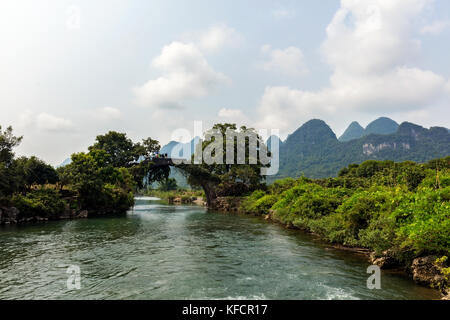 Stock photo - yangshuo, Cina presso il drago ponte che attraversa il fiume li Foto Stock