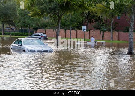 I residenti del sobborgo di Houston facendo gite in barca nelle strade allagate Foto Stock