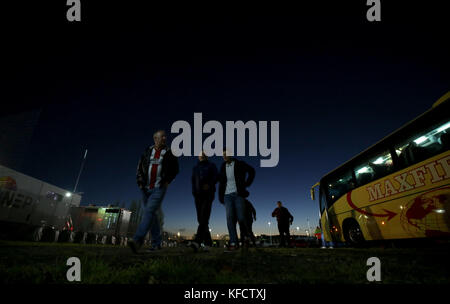 I tifosi di Sheffield United arrivano prima della partita del campionato Sky Bet a Elland Road, Leeds. Foto Stock