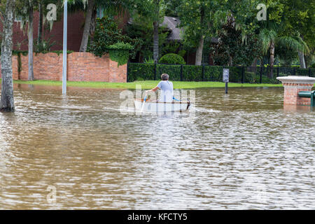 I residenti del sobborgo di Houston facendo gite in barca nelle strade allagate Foto Stock