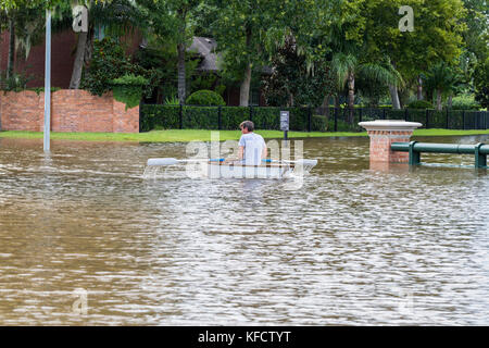 I residenti del sobborgo di Houston facendo gite in barca nelle strade allagate Foto Stock