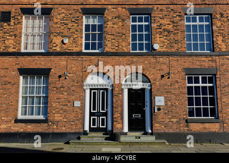 Terrazza in mattoni a due piani di due case a baia in stile tardo georgiano, classificata11 in st marys Place a bury lancashire Foto Stock