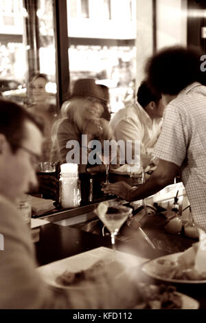 Stati Uniti, California, San Diego, all'interno searsucker Ristorante e bar situato nel quartiere Gaslamp di San Diego Foto Stock