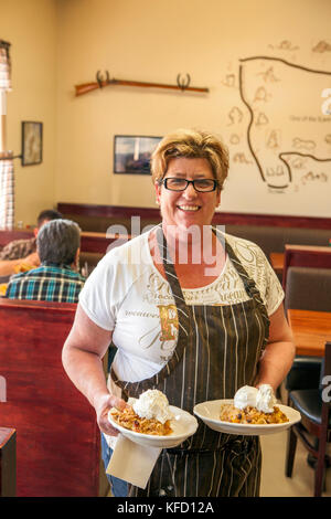 Stati Uniti, California, mammut, un serving di peach cobbler in Alabama hills cafe di Lone Pine Foto Stock