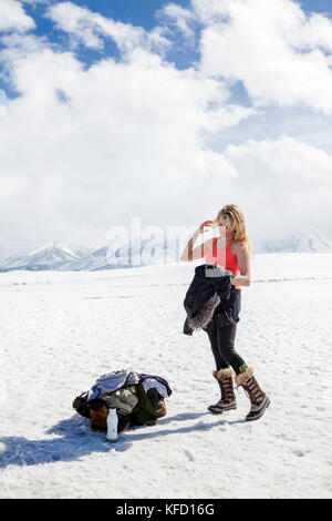 Stati Uniti, California, mammut, stratificazione il backup dopo un immergere nel Mammoth Hot Springs Foto Stock