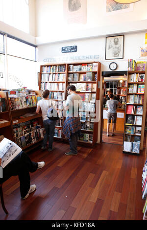 Stati Uniti, California, san francisco, navigazione libri presso il City Lights Bookstore, North Beach Foto Stock