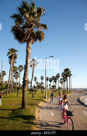 Stati Uniti, los angeles, una vista della spiaggia e gli individui in Venice Boardwalk Foto Stock