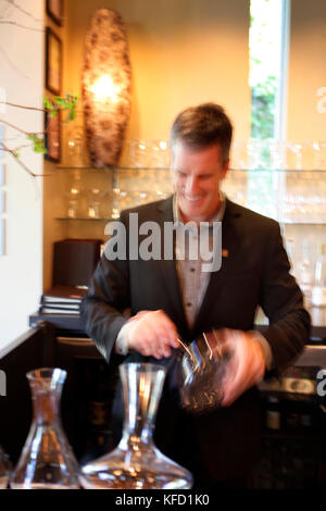 Stati Uniti, California, healdsburg, all'interno di dry creek cucina che è impostato su healdsburg storica alberata plaza Foto Stock