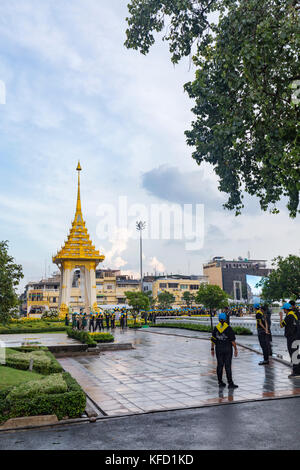 Bangkok, Tailandia - 26 ottobre: unidentified persone si riuniscono per la cremazione di Rama 9, l'ex re in una replica del crematorio accanto al connettore BMA Foto Stock