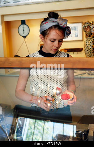 Stati Uniti d'America, la California di Oakland, un individuo godendo di una pallina di sorbetto di Scream Foto Stock
