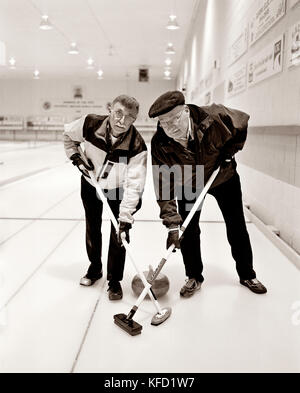 CANADA, BC Rockies, senior uomini a Curling Club di Golden, ritratto, Golden (B&W) Foto Stock