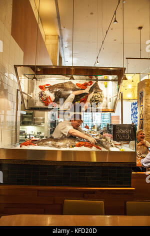 Canada Vancouver, British Columbia, un dipendente mostra una grande halibut al four seasons restaurant yew Foto Stock