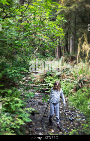 CANADA Vancouver, British Columbia, ragazza cammina su una piccola insenatura sotto vicino alla baia di brigata sull isola di Gambier, nel Howe Sound Foto Stock