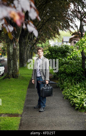 Canada Vancouver, British Columbia, helge ratvik docente di finanza e marketing passeggiate attraverso un westside quartiere di vancouver, kitsilano Foto Stock