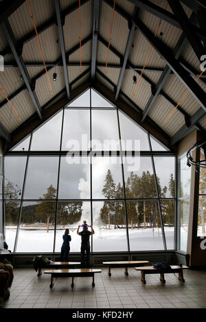 Stati Uniti d'America, Wyoming Yellowstone National Park, una famiglia orologi geyser Old Faithful eruttare all'interno del Visitor Center, Upper Geyser Basin Foto Stock