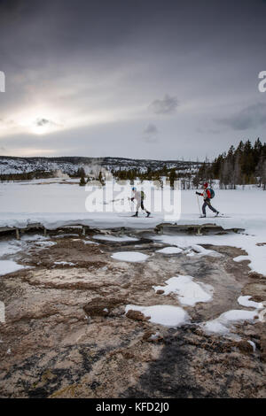 Stati Uniti d'America, Wyoming, il Parco Nazionale di Yellowstone, due donne sci di fondo nella vecchia area di fedeli della Upper Geyser Basin Foto Stock