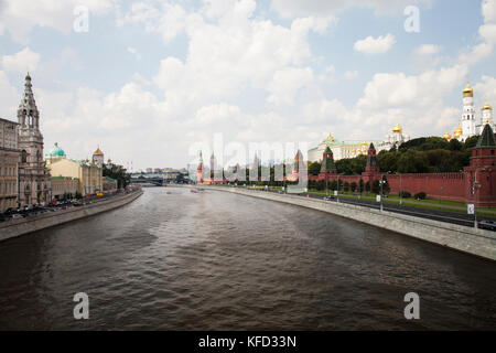 RUSSIA, MOSCA. Il fiume di Mosca con le mura del Cremlino sul lato destro. Foto Stock