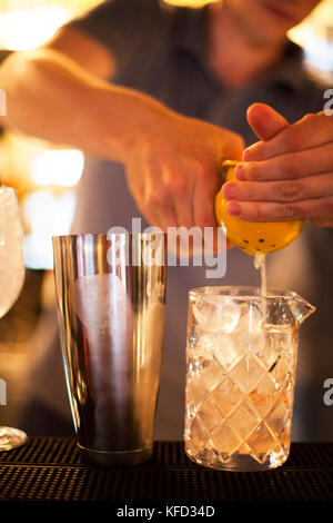 RUSSIA, MOSCA. La miscelazione di un cocktail presso il Bar Strelka. Foto Stock