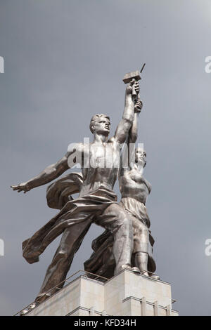 RUSSIA, MOSCA. Architetto Vera Mukhina la statua chiamata il lavoratore e la donna Kolkoz Monumento all'All-Russia Exhibition Centre. Foto Stock