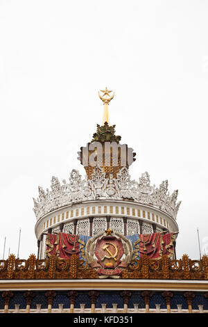 RUSSIA, MOSCA. Un padiglione dedicato a una repubblica o città nella ex URSS al All-Russia Exhibition Centre. Foto Stock